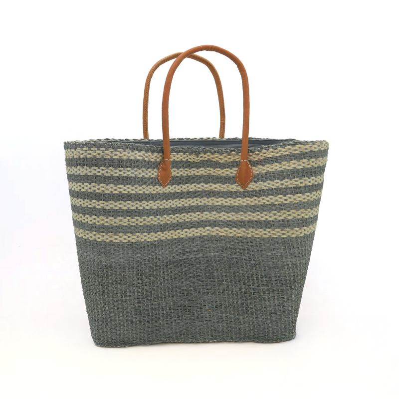 Panier artisanal Amorini gris en fibres naturelles fait main à Madagascar, avec pochon, idéal pour la plage ou les courses.