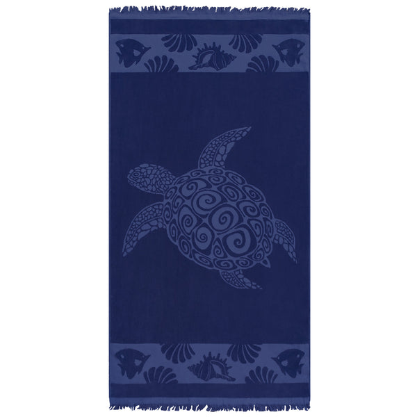 Serviette de plage ciselée Kelly en velours jacquard bleu, motif tortue et franges aux extrémités.