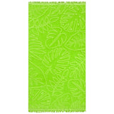 Serviette de plage ciselée Klang en velours jacquard vert, motif floral et franges aux extrémités.