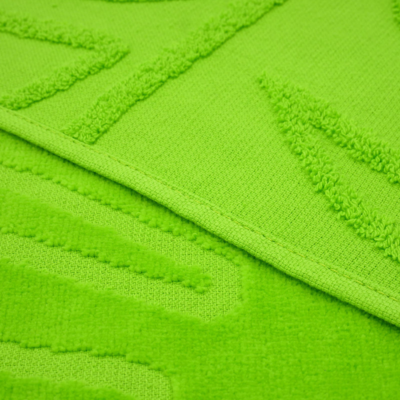 Gros plan sur la texture ciselée de la serviette de plage Klang en velours jacquard.