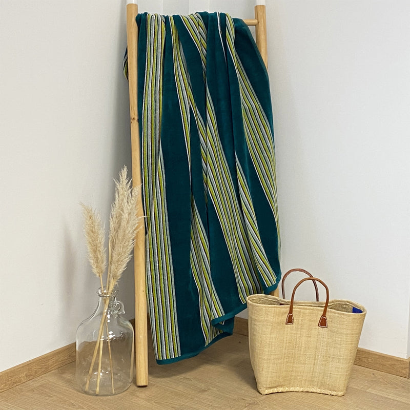 Serviette de plage velours Jacquard milonga vert foncé 100% coton 400 g/m², douce, absorbante et légère, idéale pour la piscine, la plage ou le voyage.