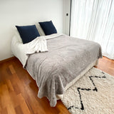 couverture cocoon gris clair 220x240 cm, 610g/m² recto imitation lapin et verso imitation mouton, ultra doux pour un confort chaleureux.