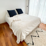 couverture cocoon Off White 220x240 cm, 610g/m² recto imitation lapin et verso imitation mouton, ultra douce pour un confort chaleureux.