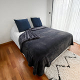 Couverture polaire Cozy Anthracite 220x240 cm, ultra douce 760g/m², idéale pour chaleur, confort et déco dans toute la maison.