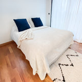 Couverture cozy beige clair 220x240 cm, ultra douce 760g/m², idéale pour chaleur, confort et déco dans toute la maison.