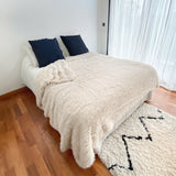 couverture longwool beige clair 220x240 cm imitation fourrure à poils longs, 450g/m², ultra douce et élégante pour sublimer et réchauffer votre lit