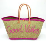 panier artisanal aravola luxe GM brodé good vibes fuchsia en fibres naturelles, tressage traditionnel en aravoula dimensions 50x20x32 avec finition brodée et fermeture bouton, idéal pour la plage, le marché et la ville.