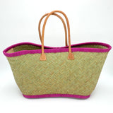 panier artisanal aravola luxe GM brodé good vibes fuchsia en fibres naturelles, tressage traditionnel en aravoula dimensions 50x20x32 avec finition brodée et fermeture bouton, idéal pour la plage, le marché et la ville.