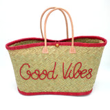 panier artisanal aravola luxe GM brodé good vibes rouge GM en fibres naturelles, tressage traditionnel en aravoula dimensions 50x20x32 avec finition brodée et fermeture bouton, idéal pour la plage, le marché et la ville.