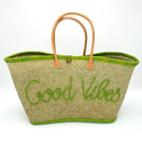 panier artisanal aravola luxe GM brodé good vibes vert anis en fibres naturelles, tressage traditionnel en aravoula dimensions 50x20x32 avec finition brodée et fermeture bouton, idéal pour la plage, le marché et la ville.