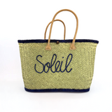 panier artisanal aravola luxe GM brodé soleil bleu marine GM en fibres naturelles, tressage traditionnel en aravoula dimension 50x20x32 cm avec finition brodée et fermeture bouton, idéal pour la plage, le marché et la ville