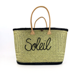 panier artisanal aravola luxe GM brodé soleil noir GM en fibres naturelles, tressage traditionnel en aravoula dimensions 50x20x32cm avec finition brodée et fermeture bouton, idéal pour la plage, le marché et la ville.