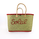 panier artisanal aravola luxe GM brodé soleil rouge GM en fibres naturelles, tressage traditionnel en aravoula dimension 50x20x32 cm avec finition brodée et fermeture bouton, idéal pour la plage, le marché et la ville.