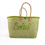 panier artisanal aravola luxe GM brodé soleil vert GM en fibres naturelles, tressage traditionnel en aravoula dimension 50x20x32 avec finition brodée et fermeture bouton, idéal pour la plage, le marché et la ville