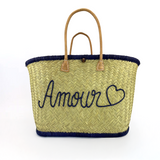 Panier artisanal brodé amour bleu GM en fibres naturelles, tressage traditionnel en aravoula dimensions 50x 20x 32 avec finition brodée et fermeture bouton, idéal pour la plage, le marché et la ville.