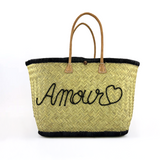 Panier artisanal brodé amour noir GM en fibres naturelles, tressage traditionnel en aravoula dimensions 50x 20x 32 avec finition brodée et fermeture bouton, idéal pour la plage, le marché et la ville.
