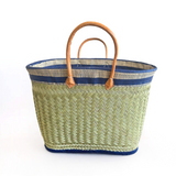 panier artisanal sava GM aravola luxe bleu marine rabane tissé et feston couleur en fibres naturelles, avec bande rabane unie, solide et polyvalent. dimensions 55×20×35cm, avec poche intérieure, idéal pour courses, plage, piscine ou ville