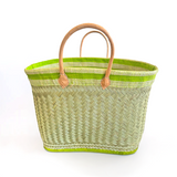 panier artisanal sava vert anis GM aravola luxe rabane tissé et feston couleur en fibres naturelles, avec bande rabane unie, solide et polyvalent. dimensions 55×20×35cm avec poche intérieure, idéal pour courses, plage, piscine ou ville