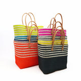 Panier Amoroni SGM en fibres naturelles tressé à la main à Madagascar avec anses en cuir et pochon intégré, dimensions 45×20×40 cm, panier artisanal robuste pour la plage, les courses ou la ville.