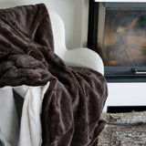 Plaid cocoon chocolat 130x170cm, recto imitation lapin et verso mouton 610g/m², ultra doux pour un confort chaleureux