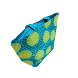 Sac de plage grand format fun et vitaminé, 100% polyester, avec zip et poche intérieure, idéal plage et piscine.