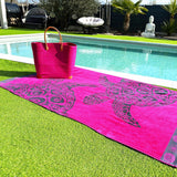 serviette de plage éponge velours jacquard fuchsia turtle taille L 100x175cm légère et absorbante, séchage rapide, parfaite pour plage, piscine ou sport.