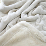 zoom couverture cozy beige clair 220x240 cm, polaire 760g / m² , douceur et confort pour des moments de détente chaleureux à la maison.