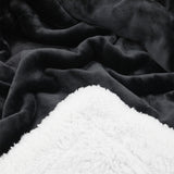 zoom plaid mouton noir 130x170cm, recto imitation mouton 610g/m², ultra doux pour un confort chaleureux