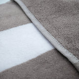 zoom serviette de plage éponge velours Jacquard Bahia Taupe 100x175 470g/m² douce, absorbante, parfaite plage, piscine ou sport 