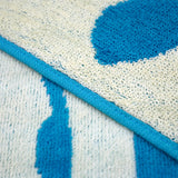 zoom serviette de plage éponge velours jacquard milos bleu 90x170cm 400g/m² douce et absorbante, idéale piscine, plage ou salle de bain.