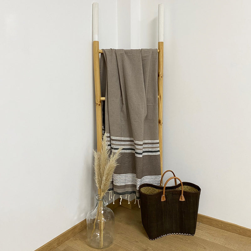 Drap de bain fouta coton plate traditionnelle Banado taupe - Le comptoir de la plage