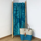 Drap de bain bleu en coton Velika, large - Le comptoir de la plage