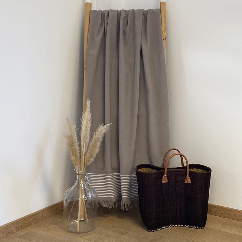 Fouta taupe en coton Paski - Le comptoir de la plage
