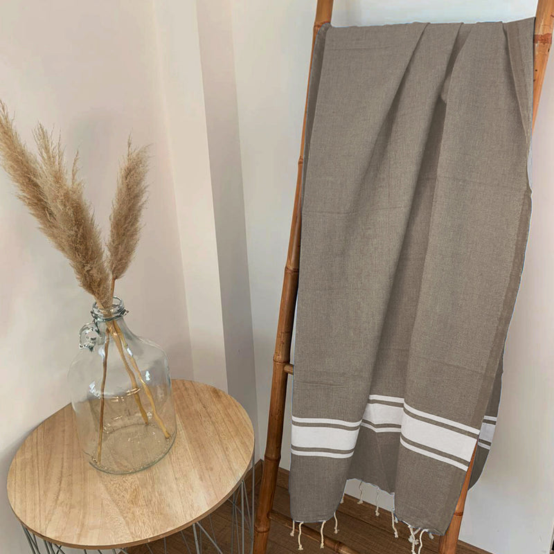 Drap de bain fouta plate traditionnelle Kozo taupe - Le comptoir de la plage