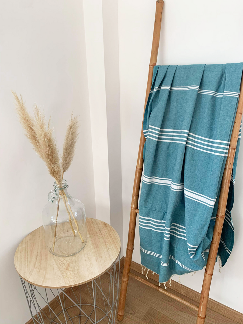 Drap de bain fouta plate torsadée en coton rayée Kolora bleue - Le comptoir de la plage