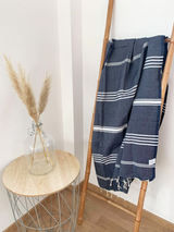 Drap de bain fouta plate torsadée en coton rayée Kolora bleue marine - Le comptoir de la plage