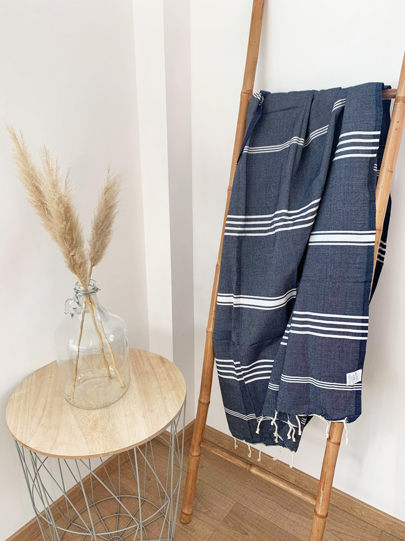 Drap de bain fouta plate torsadée en coton rayée Kolora bleue marine - Le comptoir de la plage
