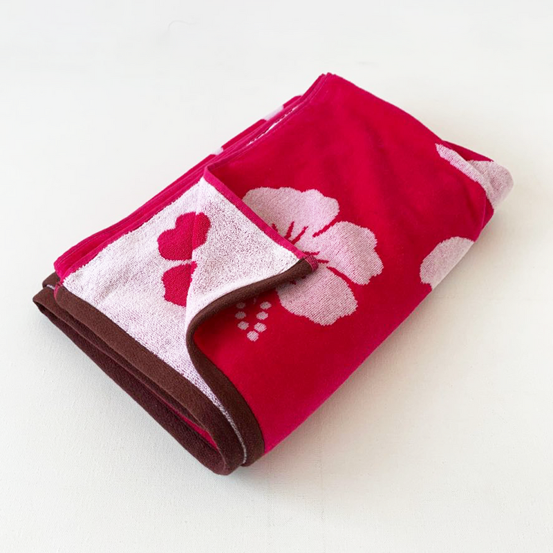 Serviette de plage Hawaii 90x170cm 440gm² motif géant ananas blanc avec texte aloha hawaii sur fond fuchsia framboise