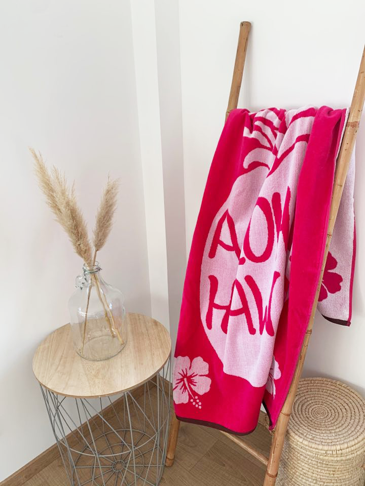 Serviette de plage Hawaii 90x170cm 440gm² motif géant ananas blanc avec texte aloha hawaii sur fond fuchsia framboise éponge velours Jacquard Le comptoir de la plage