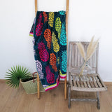 Serviette de plage Ipala motifs ananas multicos sur fond bleu canard 100x175cm 470gm² éponge velours Jacquard 100% coton