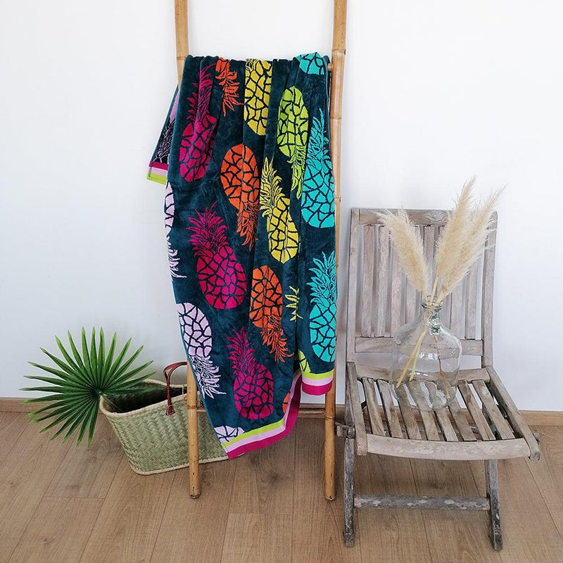 Serviette de plage Ipala motifs ananas multicos sur fond bleu canard 100x175cm 470gm² éponge velours Jacquard 100% coton