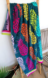 Serviette de plage Ipala motifs ananas multicos sur fond bleu canard 100x175cm 470gm² éponge velours Jacquard