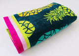 Serviette de plage Ipala motifs ananas multicos sur fond bleu canard 100x175cm 470gm² éponge velours Jacquard