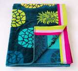 Serviette de plage Ipala motifs ananas multicos sur fond bleu canard 100x175cm 470gm² éponge velours Jacquard