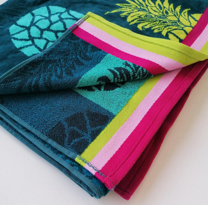 Serviette de plage Ipala motifs ananas multicos sur fond bleu canard 100x175cm 470gm² éponge velours Jacquard