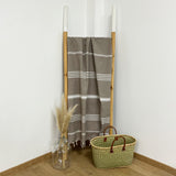 Drap de bain fouta plate torsadée en coton rayée Kolora taupe - Le comptoir de la plage
