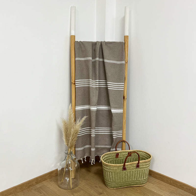 Drap de bain fouta plate torsadée en coton rayée Kolora taupe - Le comptoir de la plage