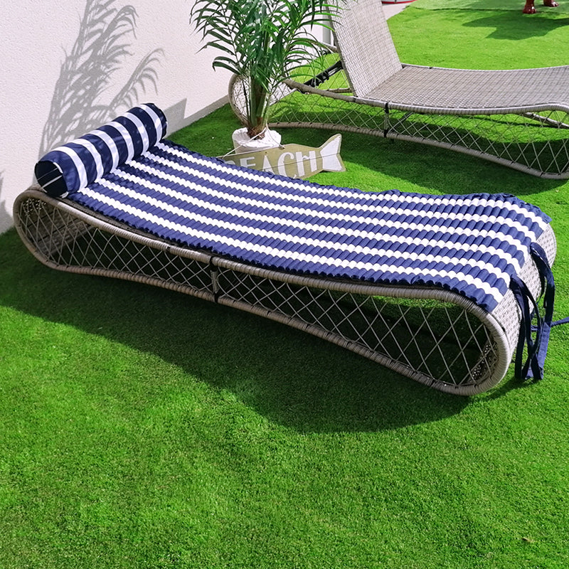 Matelas de plage pour bain de soleil Bahia navy rayures indémodables verticales  coloris marine et blanc avec oreiller intégré facile à porter avec son anse en bandoulière . Qualité extérieure 100 % coton . Le comptoir de la plage