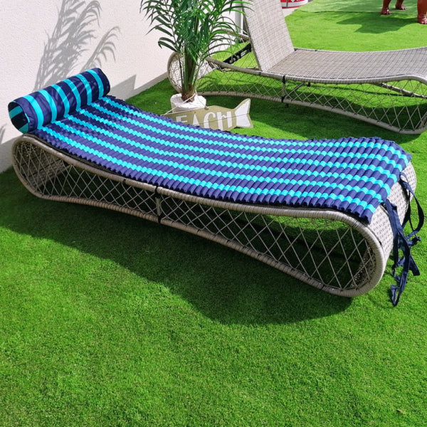 Matelas de plage pour bain de soleil Bahia turquoise rayures indémodables verticales coloris marine et turquoise  avec oreiller intégré facile à porter avec son anse en bandoulière . Qualité extérieure 100 % coton . Le comptoir de la plage