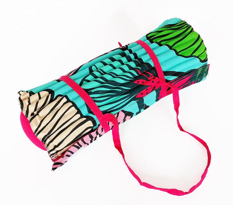 matelas de plage Ginkos fond turquoise avec motifs ginkos avec oreiller intégré facile à emporter avec son anse en bandoulière